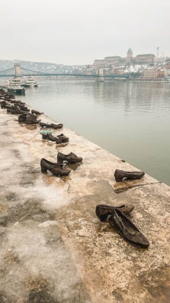 Schoenen aan de Donaukade