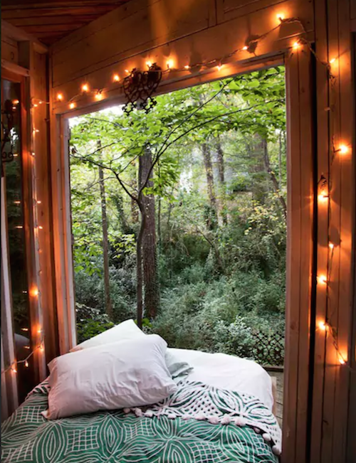 Slapen in de buitenlucht boomhut airbnb