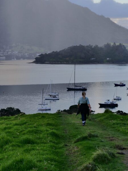 Smugglers Bay Loop Track wandelende vrouw