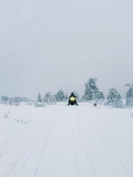 Sneeuwscooter in de sneeuw