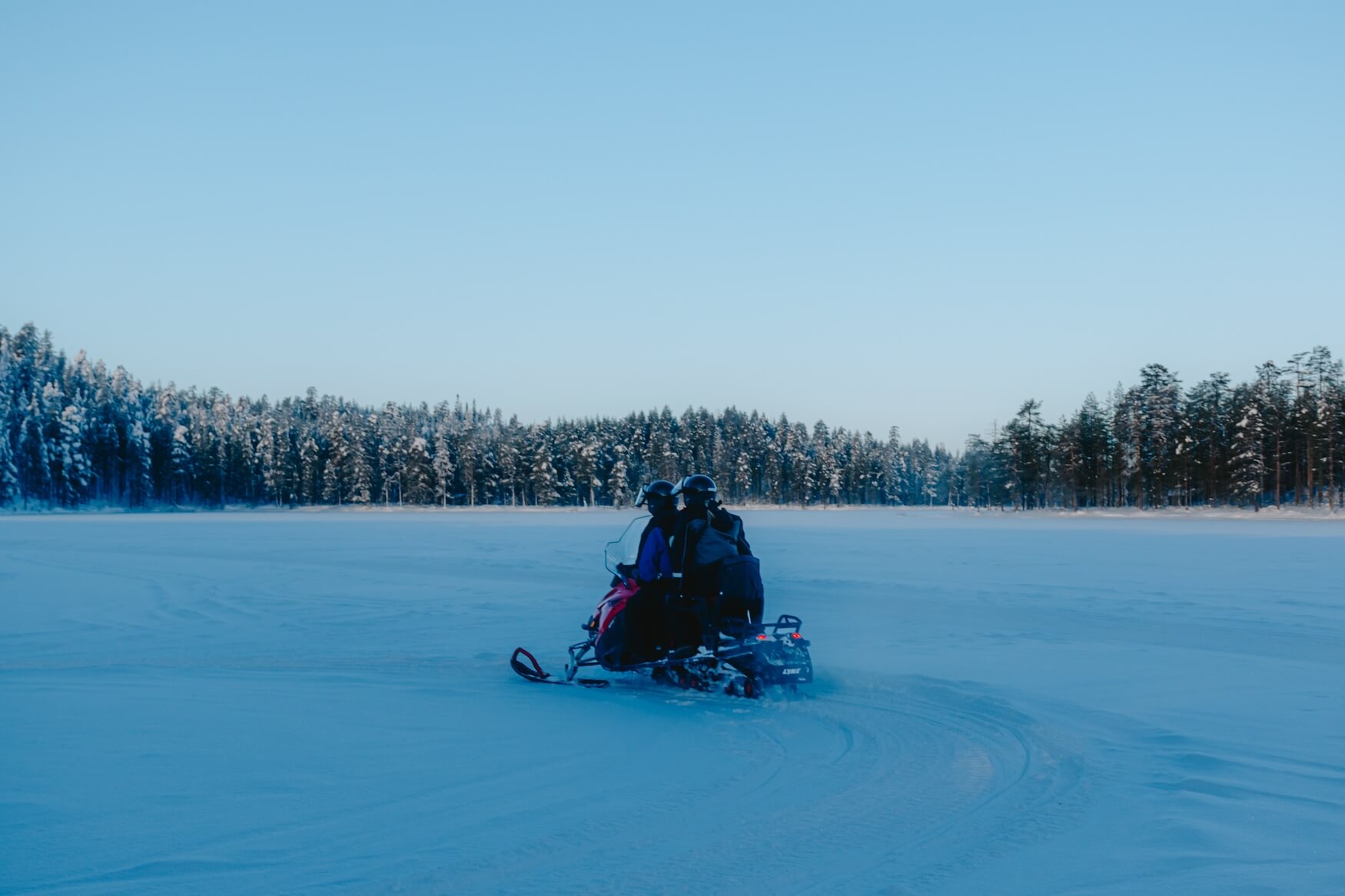 Sneeuwscooteren in Kuusamo