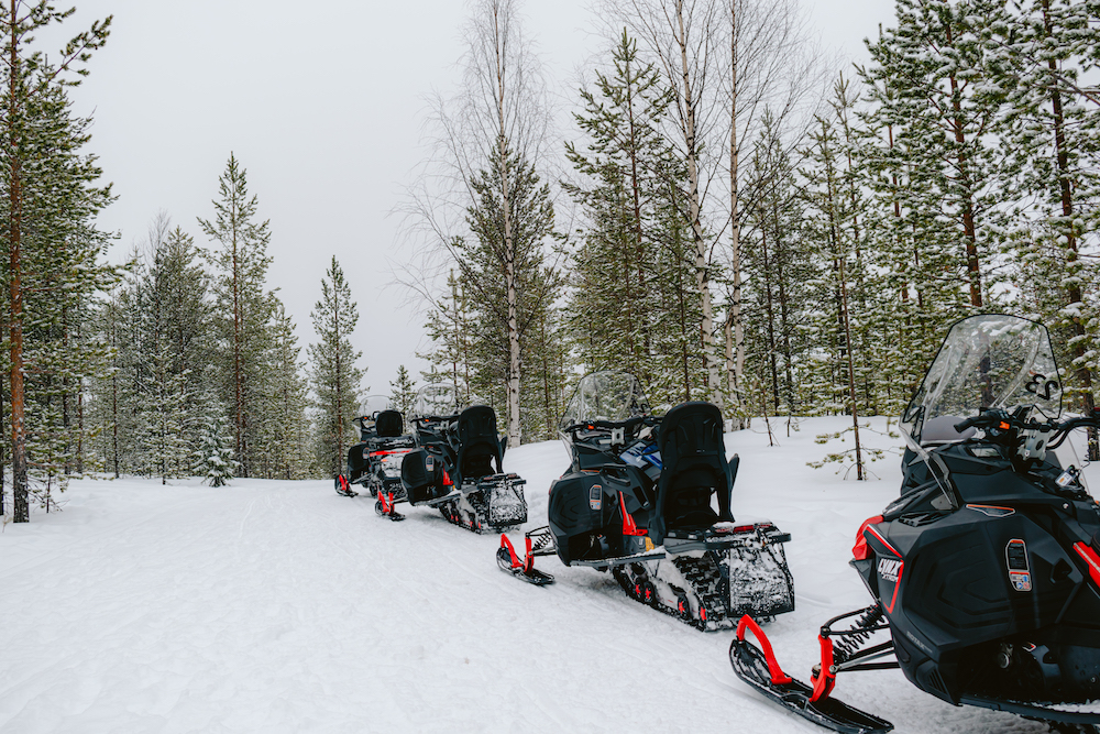 Sneeuwscooteren in Lapland