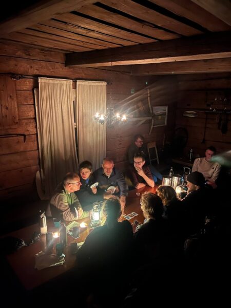 Spelletjes doen in wildernishut Kuusamo