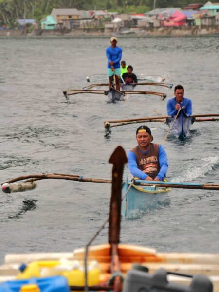Spotters achter boot, Southern Leyte