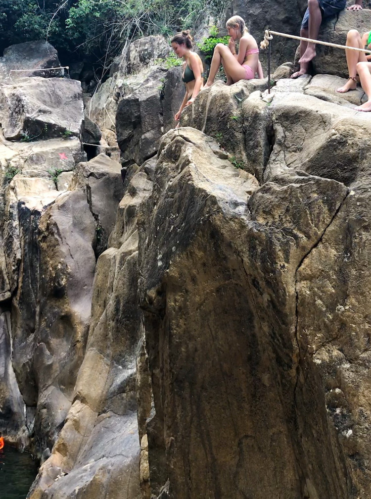 Springen Ba Ho Waterfalls bij Nha Trang Vietnam cliff jumping