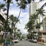 Straat in Hawaii palmbomen