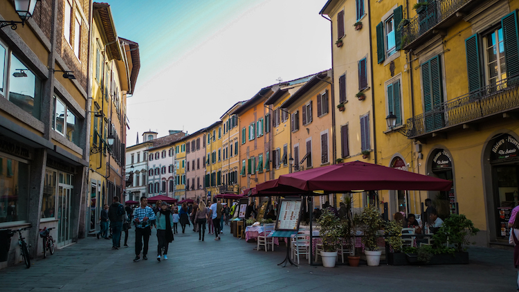 Straatjes in Pisa met restaurants cruise