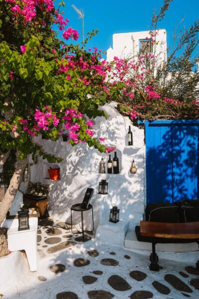 Straatjes met bloemen op Mykonos