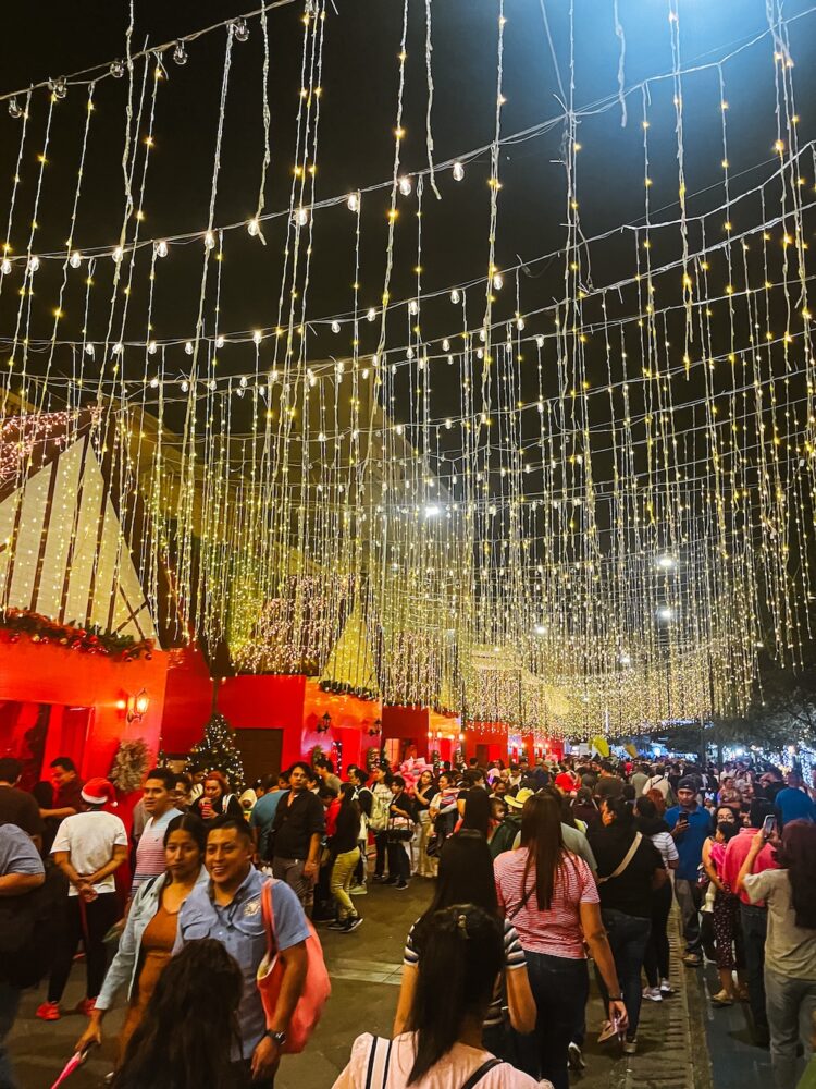 Straatjes met kerstversiering San Salvador