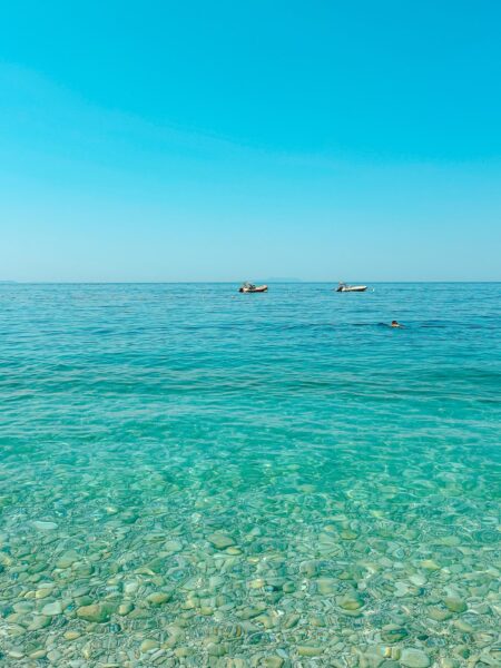Strand Himarë blauwe zee