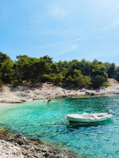 Strand Mekićevica, dobberend bootje
