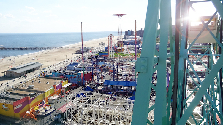 Strand coney island new york parachute en wonderwheel