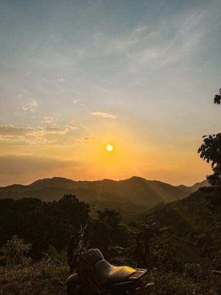 Sunset_uitkijk punt met scooter