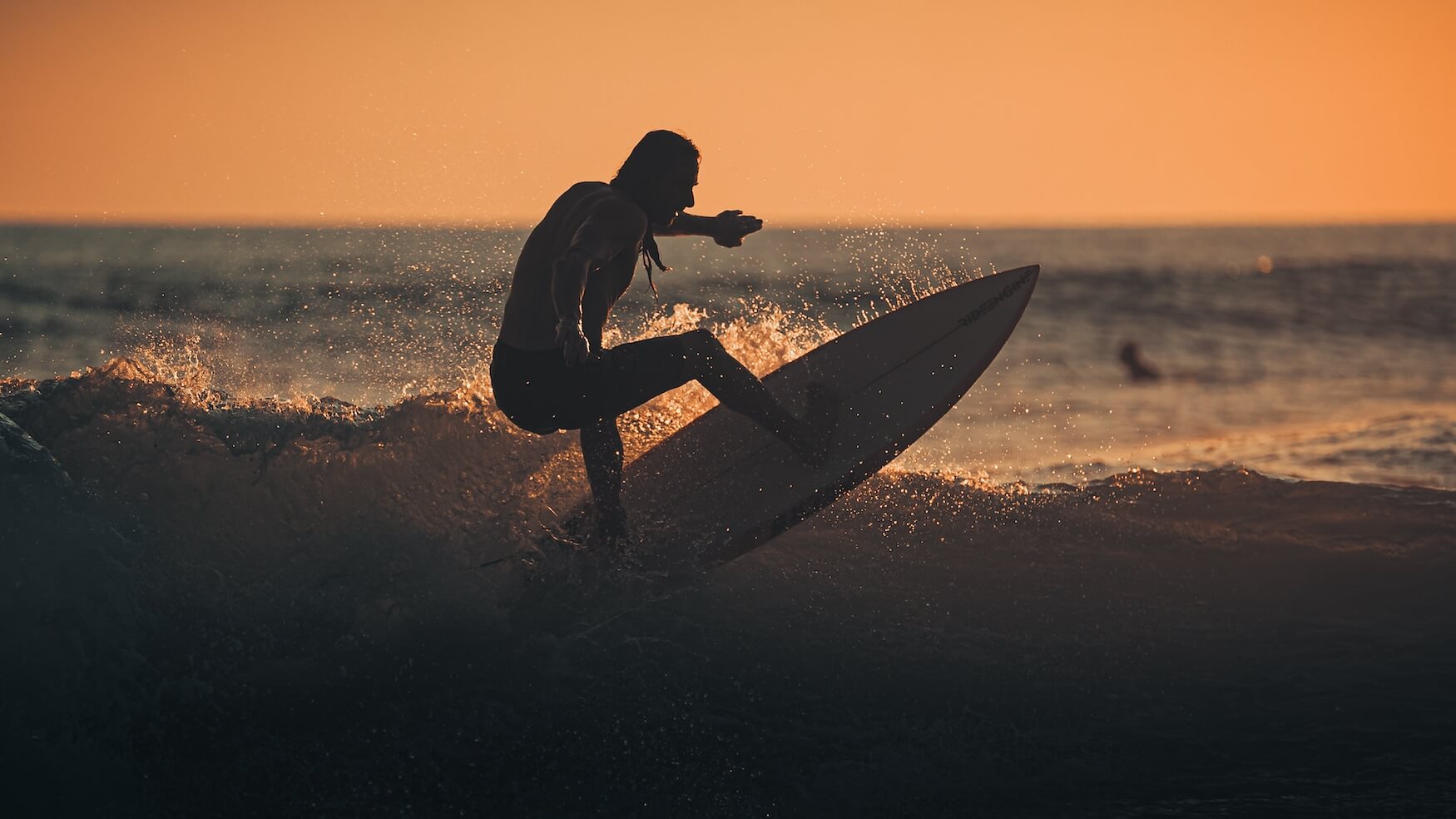 Surfen tijdens zonsondergang Costa Rica