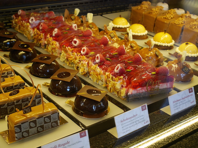 Taartjes bij Cafe Central wenen