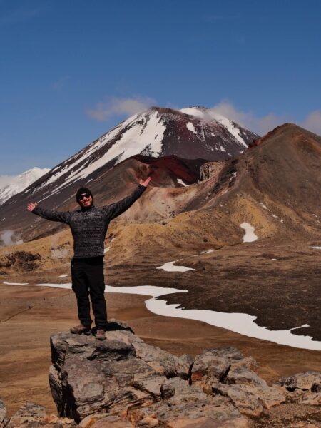 Tongariro Alpine Crossing man bij vulkaan