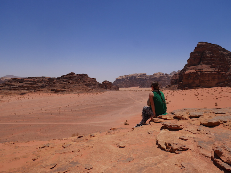 Uitkijken over de rode woestijn bij wadi rum