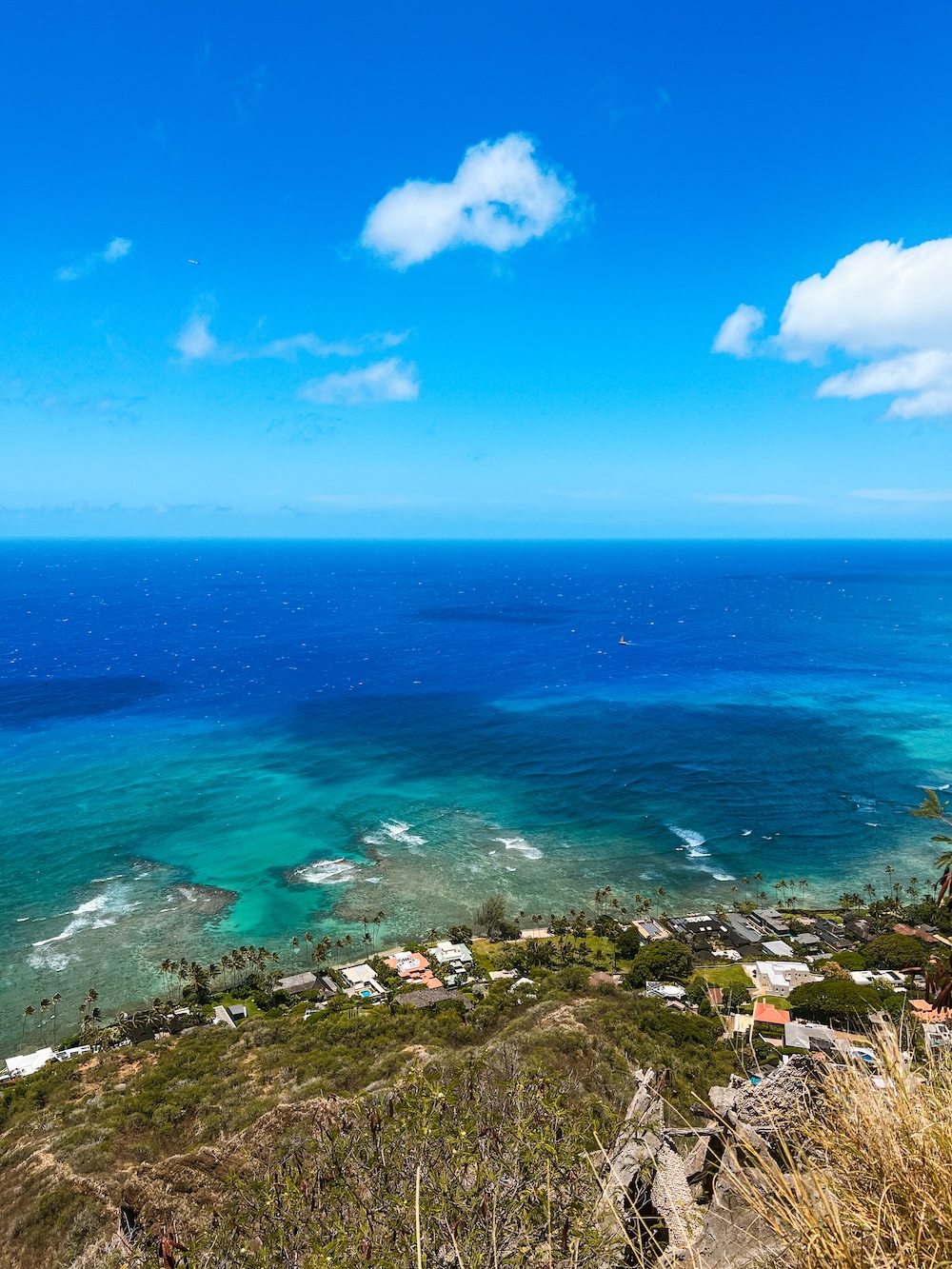 Uitzicht op oceaan Hawaii hike
