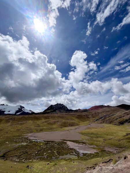Vallei tijdens hike, Rainbow Mountain