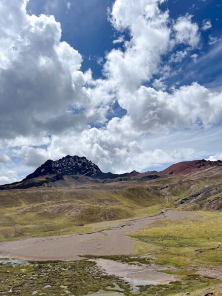 Vallei tijdens hike naar Rainbow Mountain