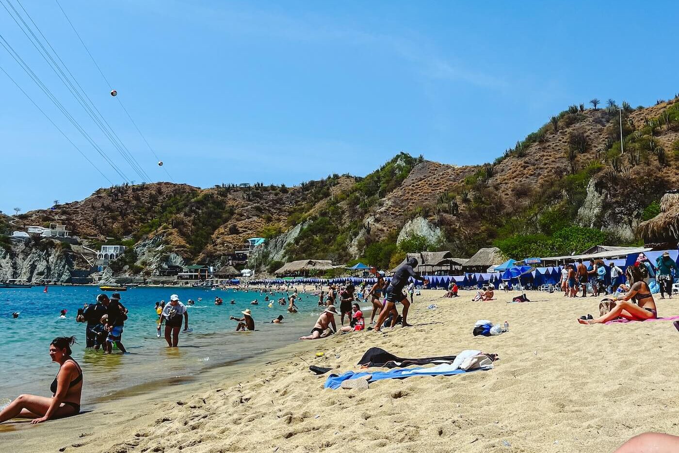 Veel mensen op Playa blanca, Santa Marta