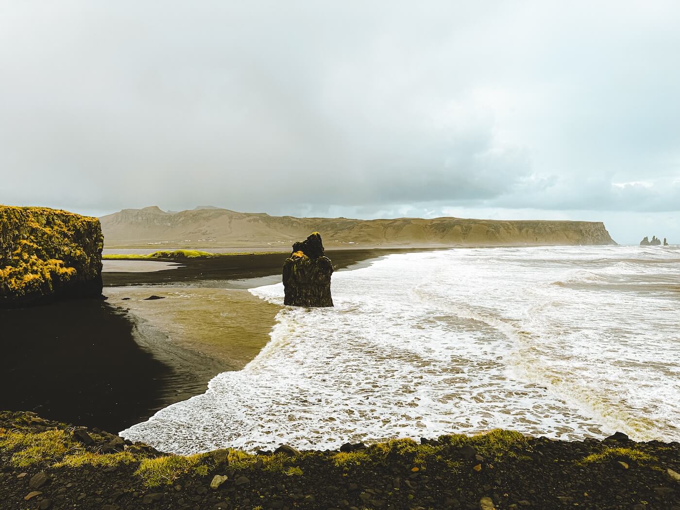 Vik Zwart strand