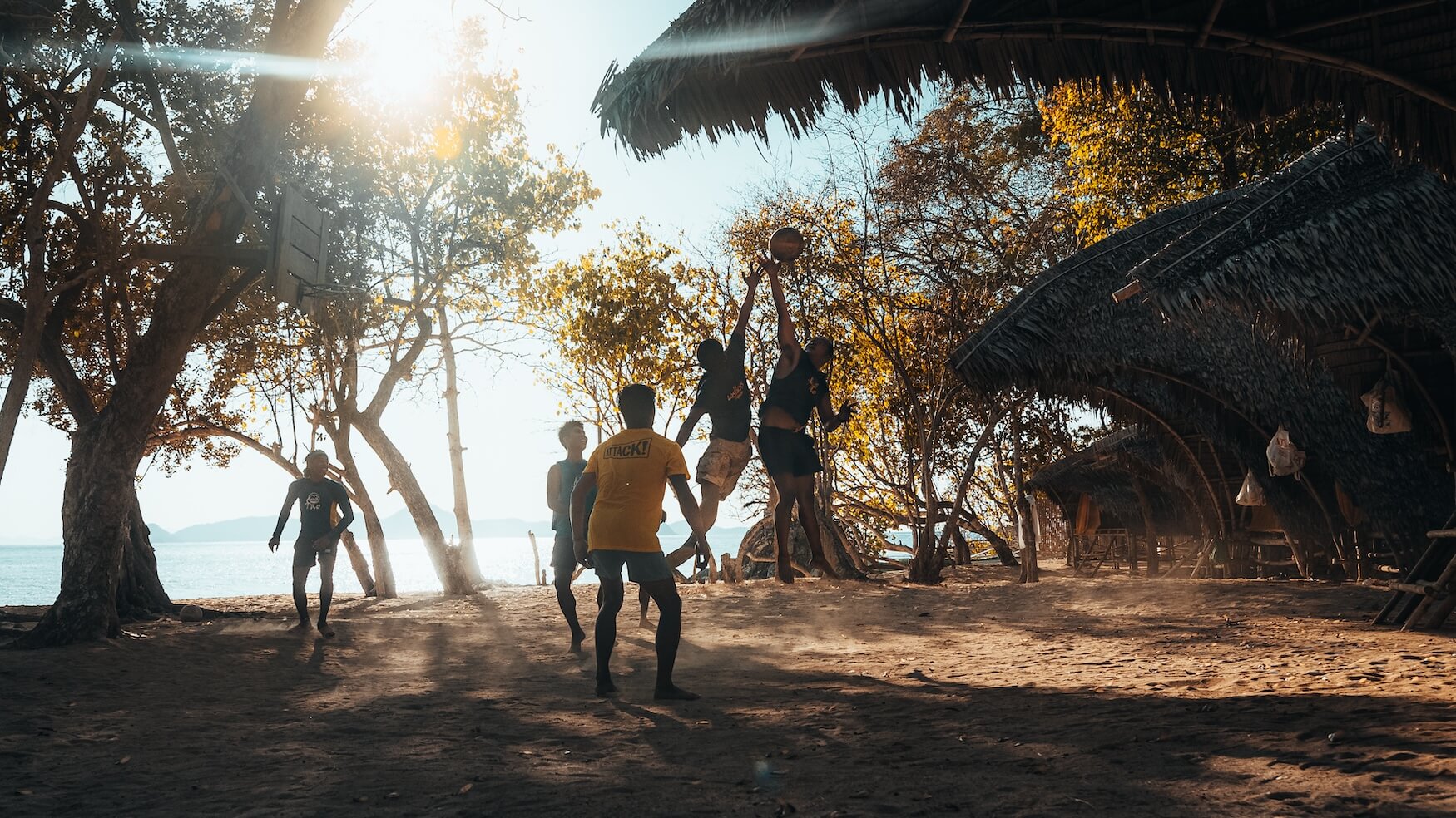 Voetballende jongens in de Filipijnen