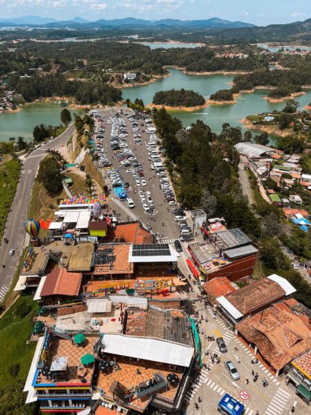 Volgebouwde rots beneden, Guatapé