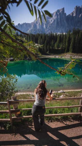 Vrouw bij Lago di Braies