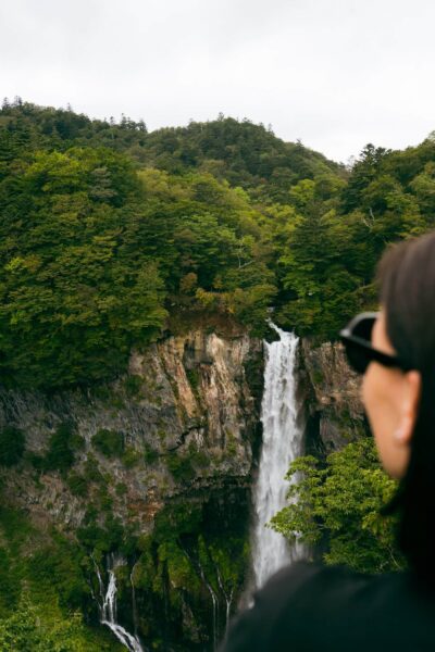 Vrouw bij waterval Nikko Japan