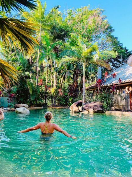 Vrouw in zwembad, Ferntree Rainforest Lodge
