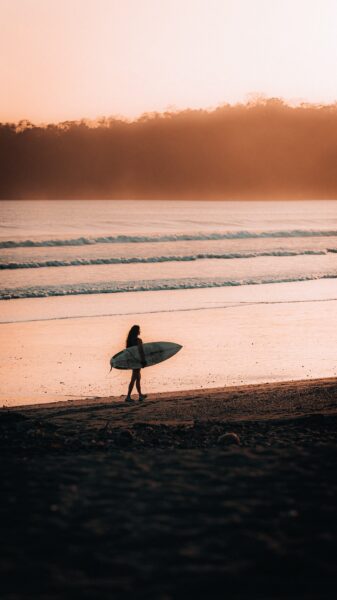 Vrouw met surfplank, Playa Venao