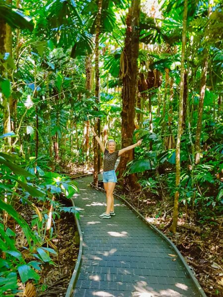 Vrouw op boardwalk Daintree Rainforest