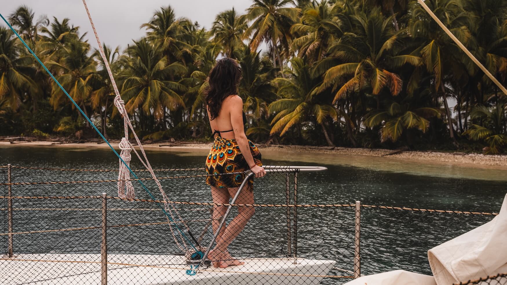 Vrouw op zeilboot San Blas