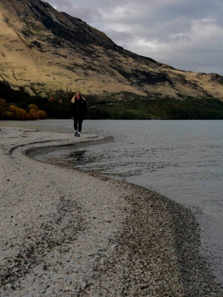 Vrouw wandelt Bob Cove