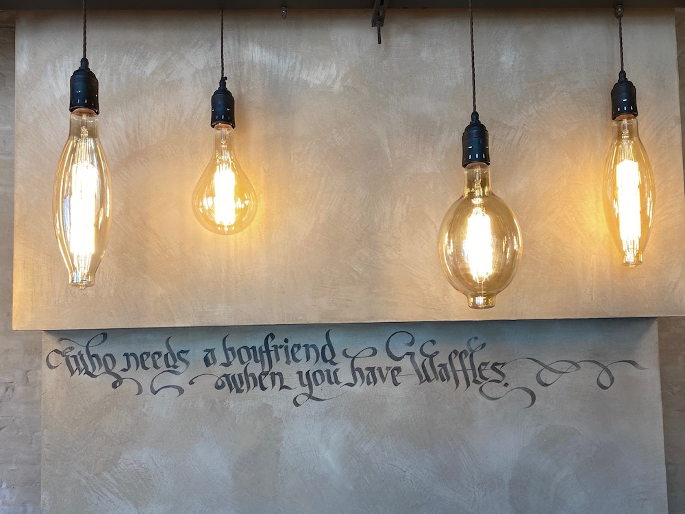 Wafels eten Brugge lampen