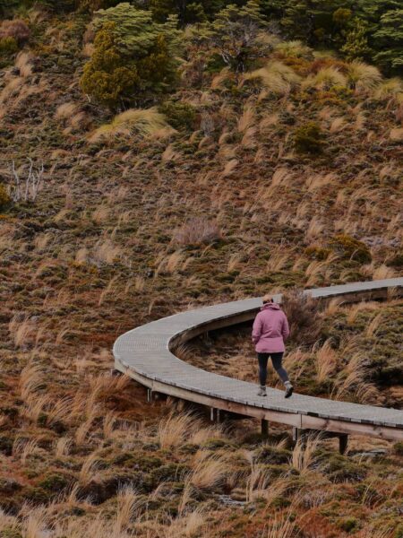 Waitonga Falls vrouw op wandelpad