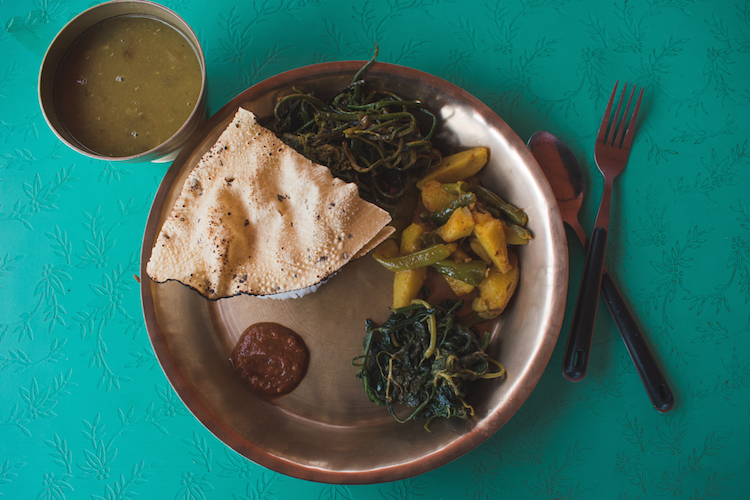 Wat te doen in Pokhara eten nepal dalh bhat
