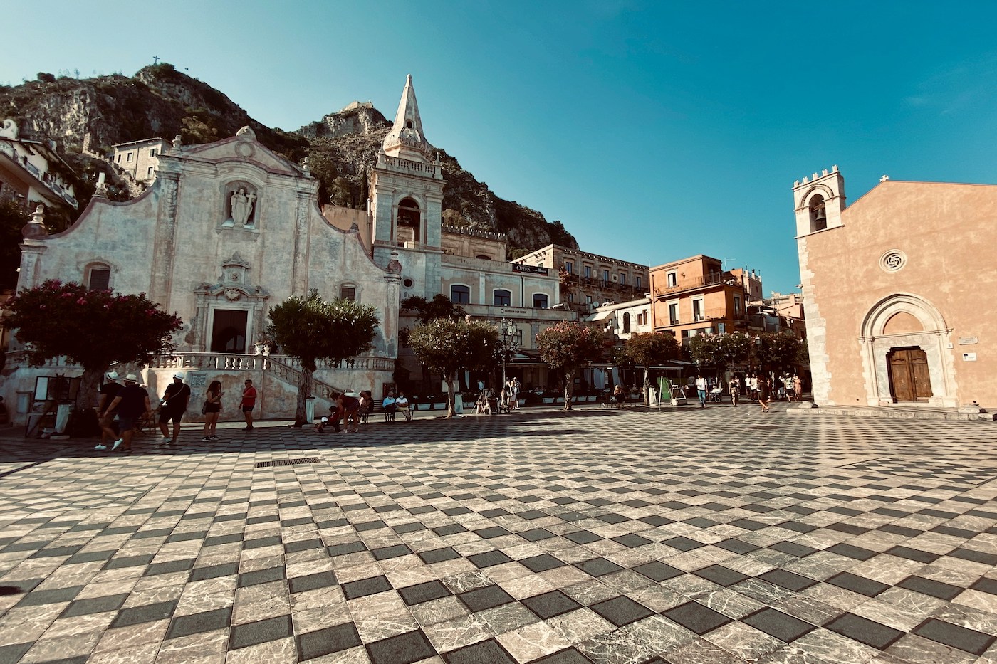 Wat te doen in taormina Piazza IX Aprile