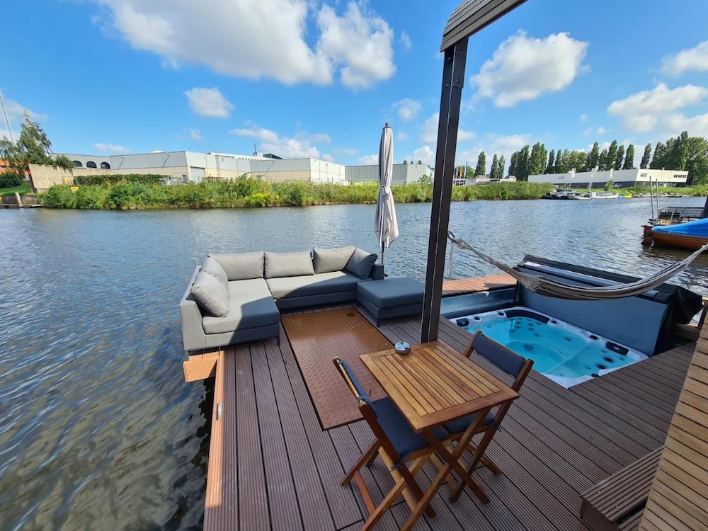 Wikkelboats, hotelkamers met Jacuzzi in Nederland
