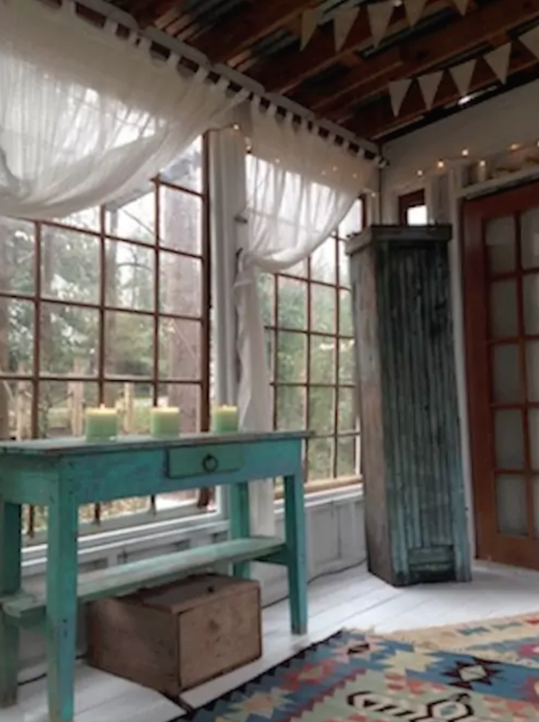 Woonkamer airbnb entree boomhut