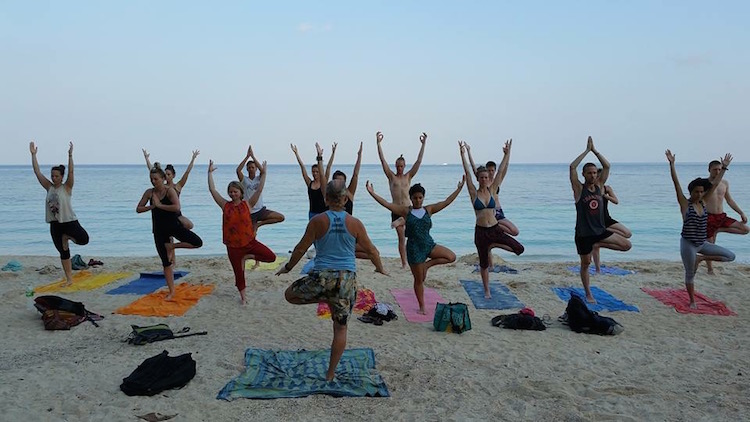 Yoga Teacher Training Thailand aan zee yogaopleiding