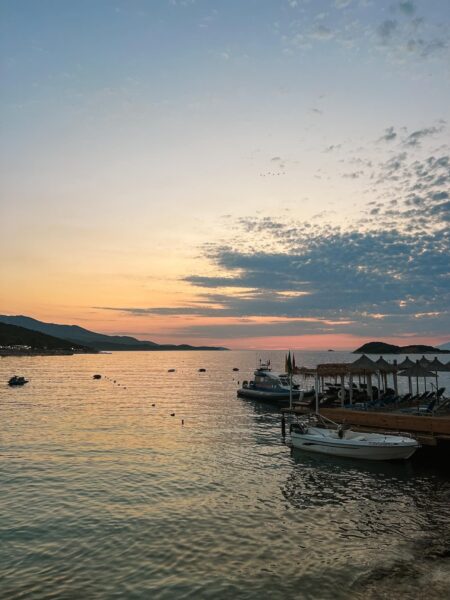 Zonsondergang Bella Vista Beach lounge Ksamil