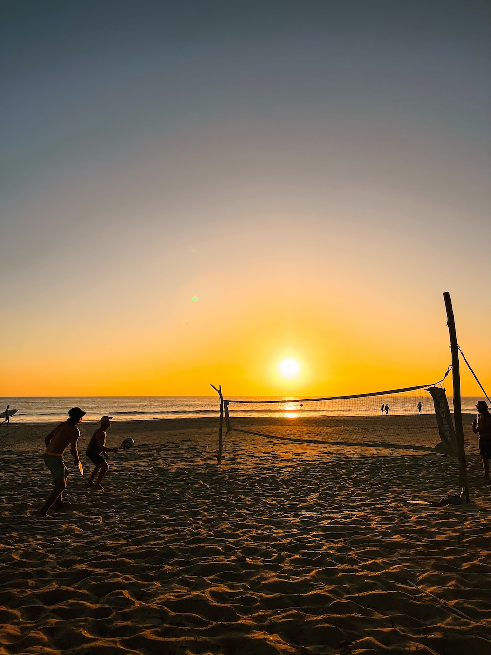 Zonsondergang beachtennis bij amahula