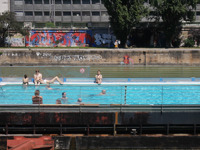 Wat te doen in wenen Zwembad Badeschiff wenen