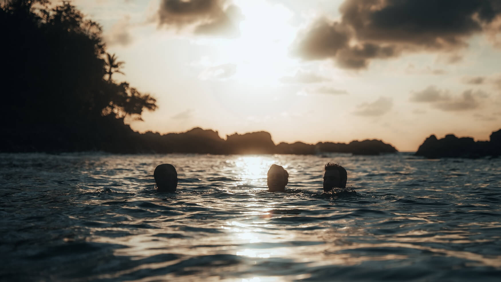 Zwemmen bij zonsondergang Costa Rica