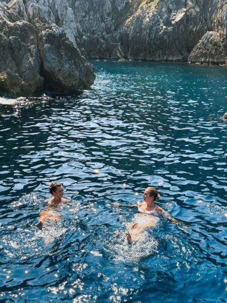 Zwemmen tijdens boottocht Capri