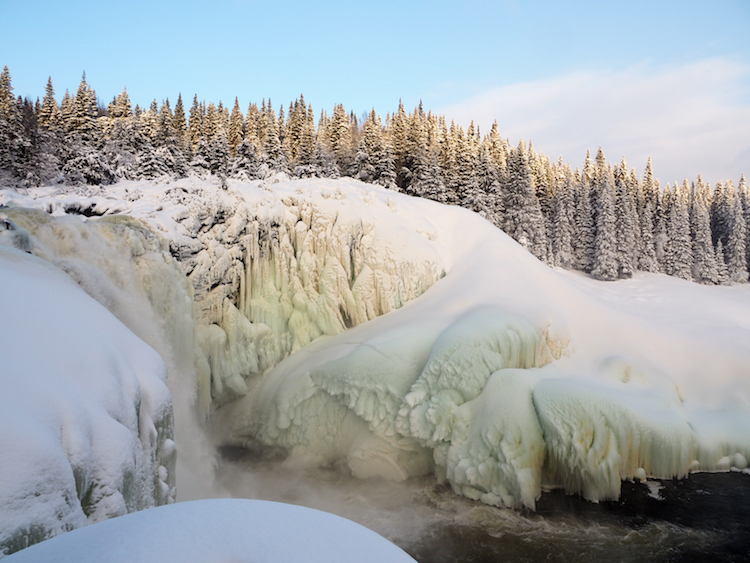 activiteiten-lapland-bevroren-waterval