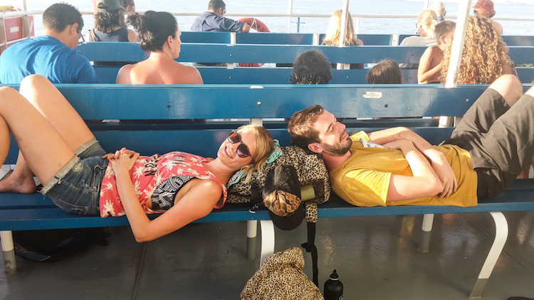 backpacken costa rica ferry Santa Teresa - making friends on the ferry