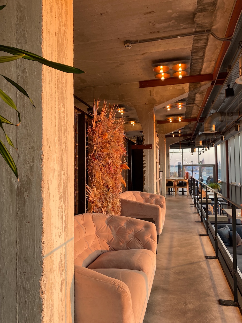 bankjes bij Bold Rooftopbar